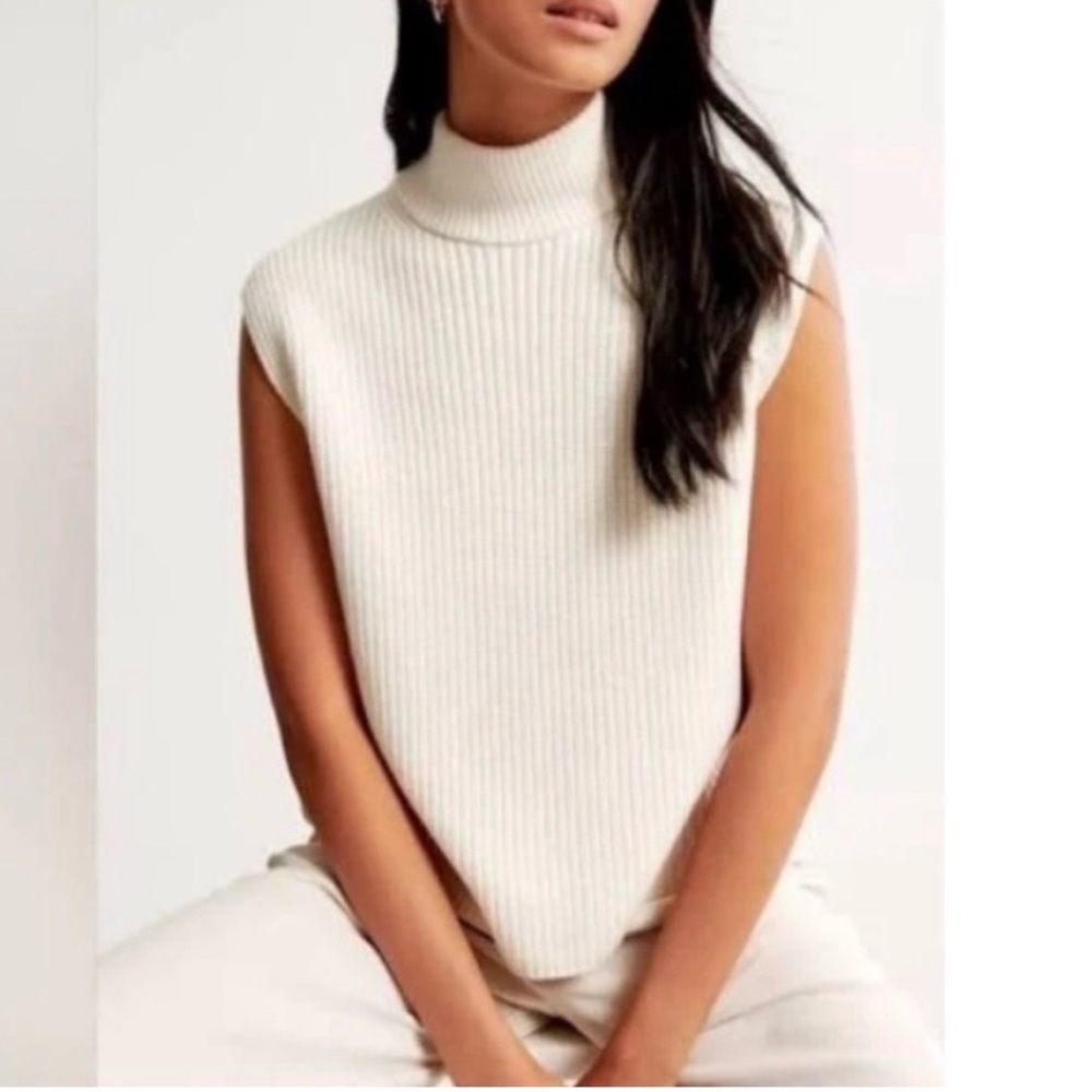 Abercrombie & Fitch Sleeveless Ribbed Turtleneck - Cream